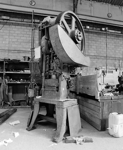 Presse sans plaque d'origine, vers 1930.