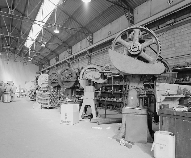 Six presses sans plaques d'origine, vers 1930.