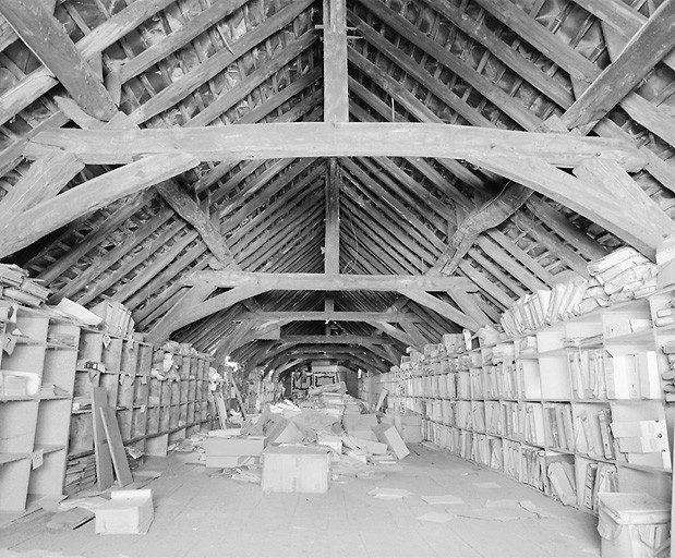 La charpente des bâtiments des bureaux.