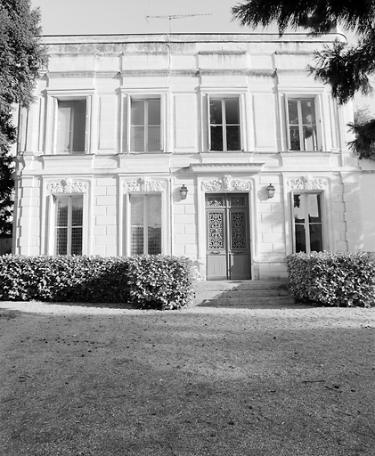 La maison du maitre vue d'en face.