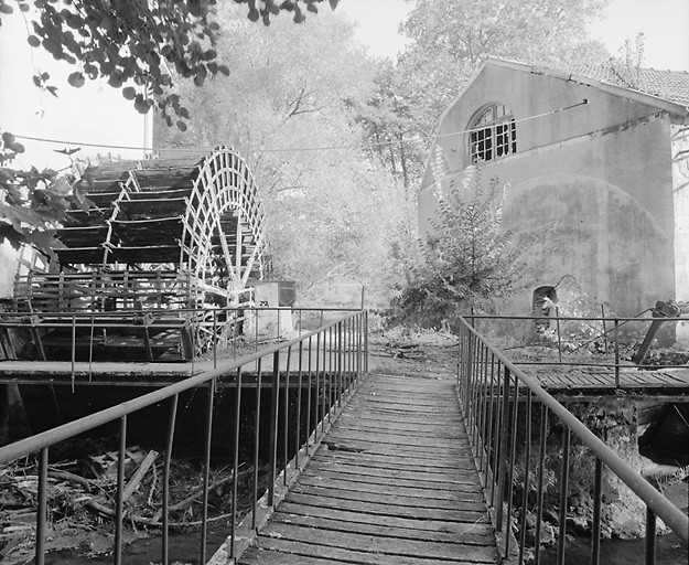La roue et l'ancien moulin de coutellerie.