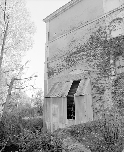 La cache de la roue.