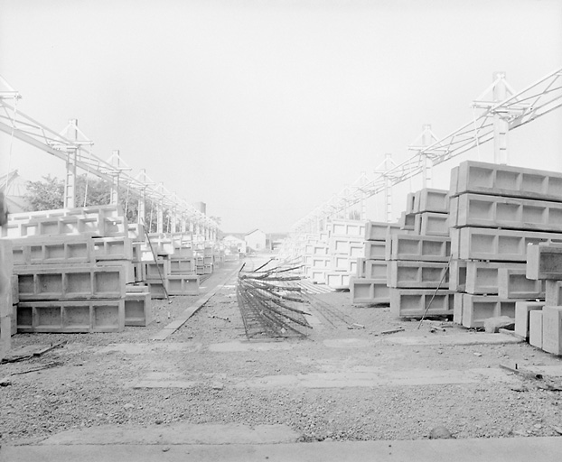 La galerie de stockage des poteaux élèctriques.