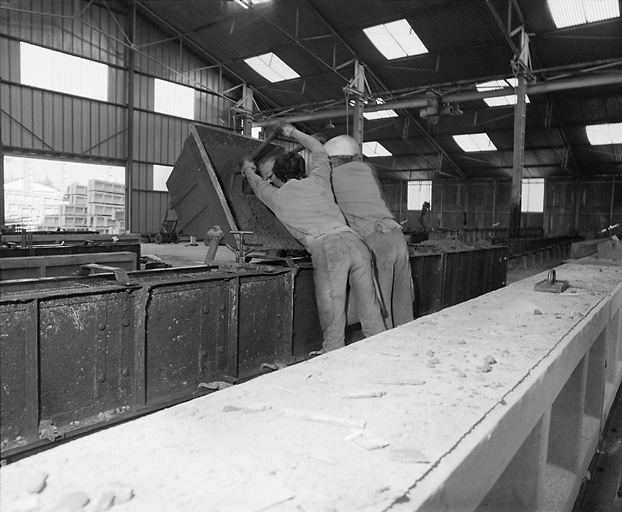 La fabrication des poteaux.