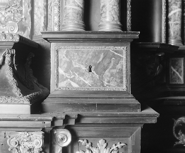 Transept gauche, tabernacle provenant du couvent des Carmélites, détail du tiroir aux saintes huiles.