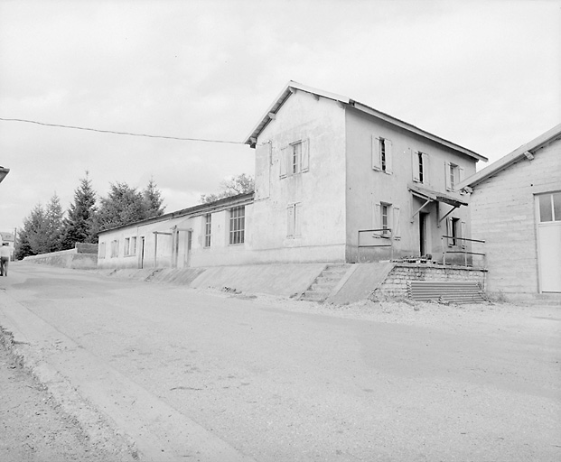 La cantine et les ateliers de réparation.