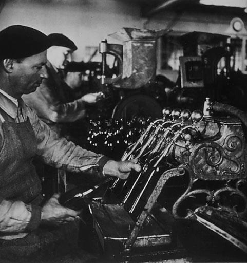 Travail à la machine de mise en bouteilles.