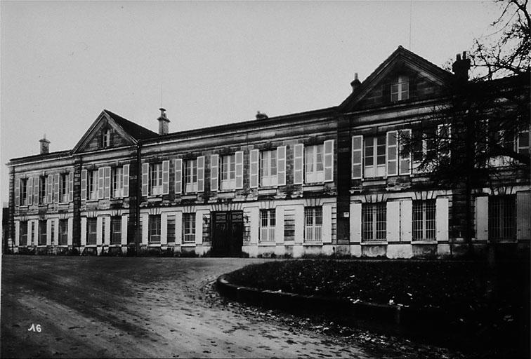 Bureaux, élévation nord.