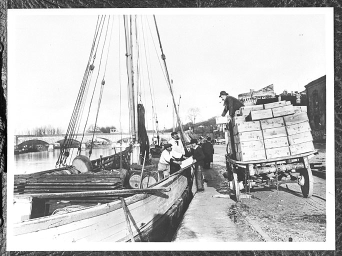 Chargement des caisses sur un bateau.