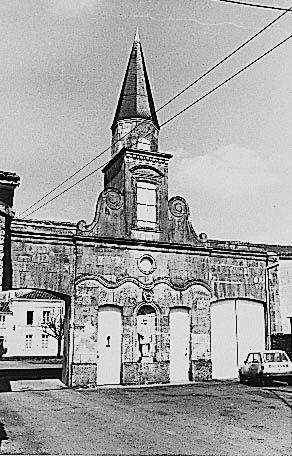 Tour et entrée principale, vues de la rue.