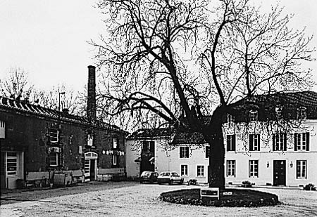 Atelier de fabrication et maison, vue de l'entrée.