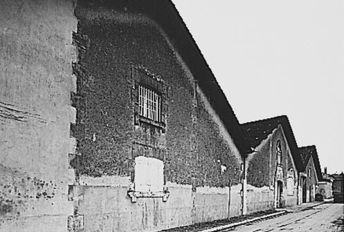 Les chais rue des champs du Château, façade sur la rue.