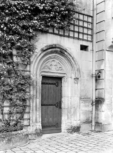 Porte provenant de l'élévation Grande Rue, aujourd'hui remontée rue de la Richonne dans la cour de l'établissement Hennessy.