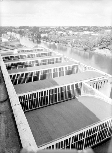 Vue de la tour d'Hennessy sur le toit de la mise en bouteilles.