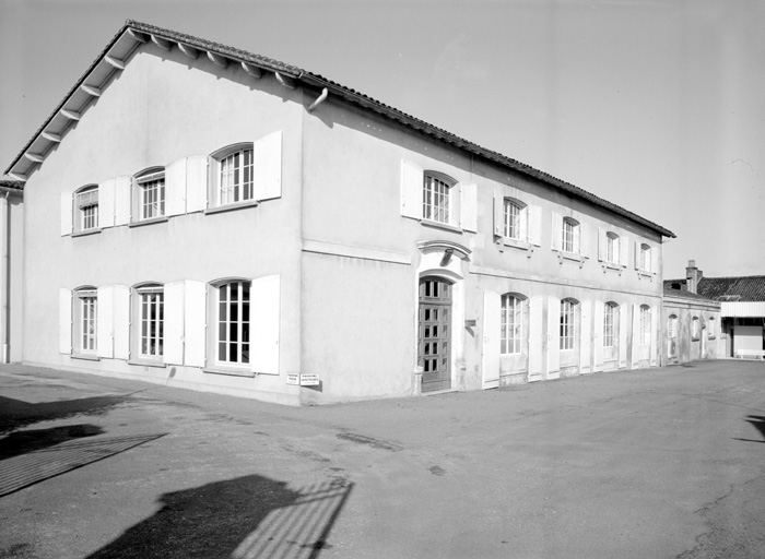 Comptoir et bureau, vue de l'entrée.
