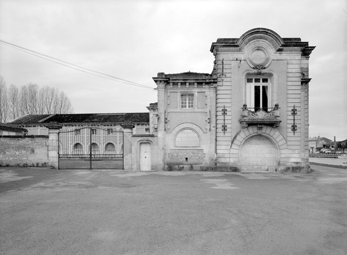 Entrée principale et élévation sud.
