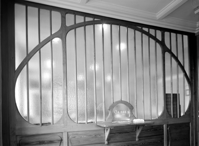 Comptoir, intérieur  : la caisse.