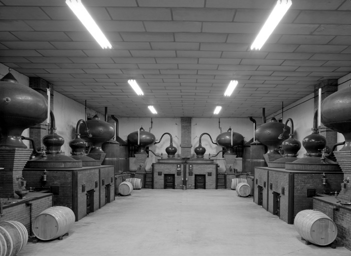L'intérieur de la distillerie.