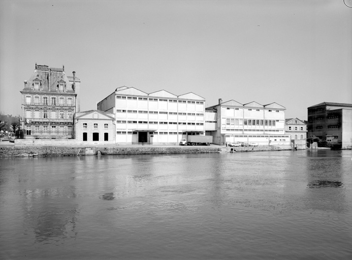 L'ensemble vu de l'autre rive de la Charente.