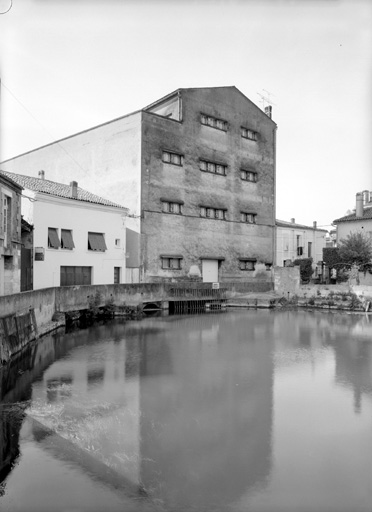 Mise en bouteilles, élévation est.