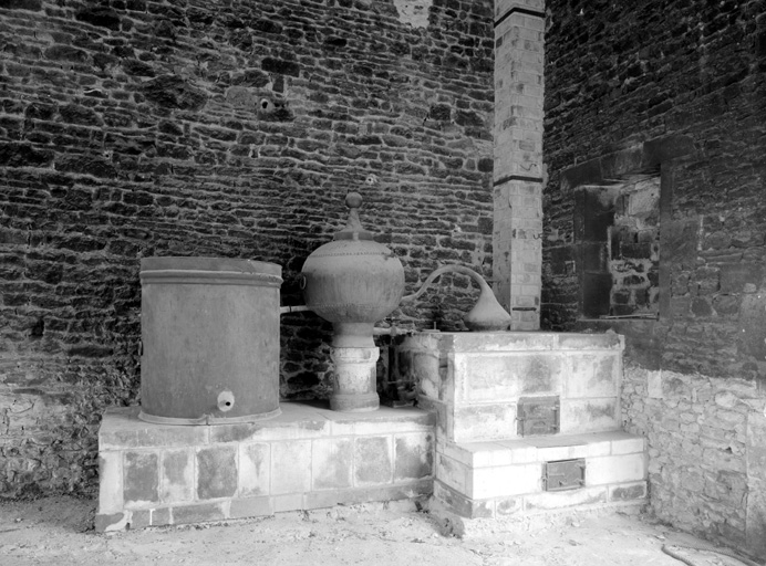 Vieux alambic, monté dans l'entrée.