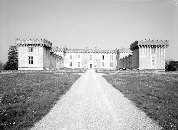 Le château vu de l'entrée principale.