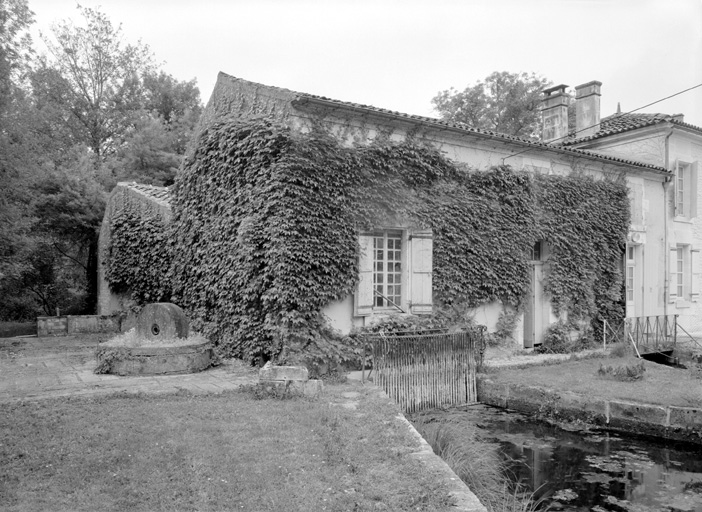 Bâtiment d'eau et canal d'amenée.