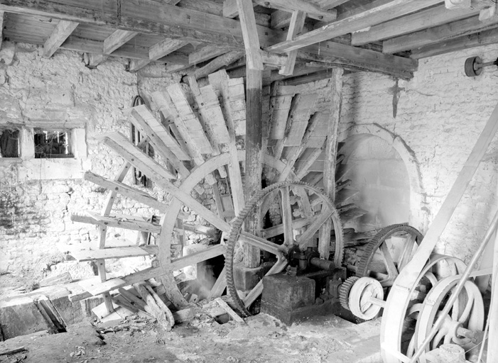 Roue hydraulique en bois à palettes.