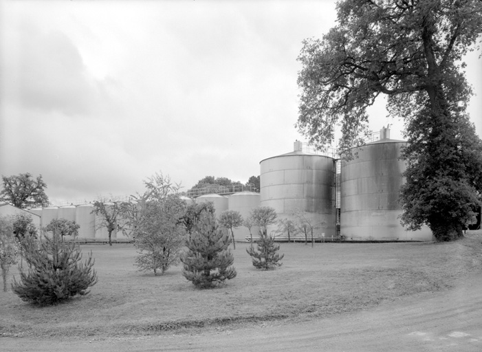 Cuviers de stockage du vin.