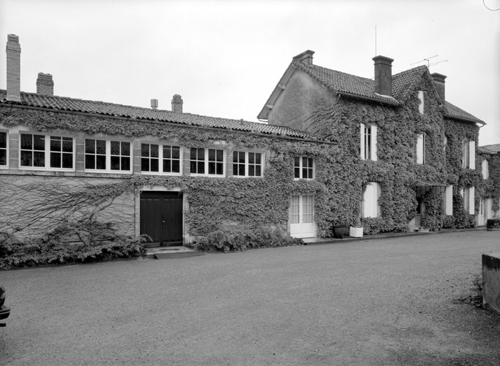 L'entrée de la distillerie et façade sur cour du logement patronal.