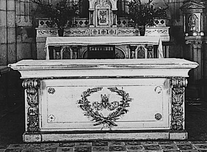 Autel (maître-autel, autel tombeau)