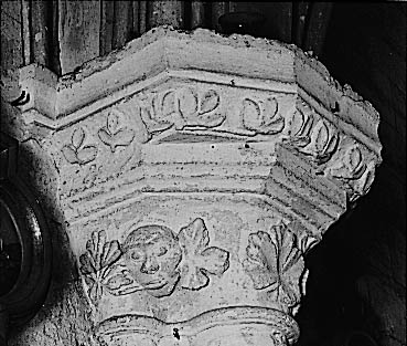 Nef, côté nord, chapiteau recevant la retombée de l'arc séparant les deux travées, face ouest.