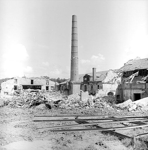 Cheminée d'usine et vestiges du four B.