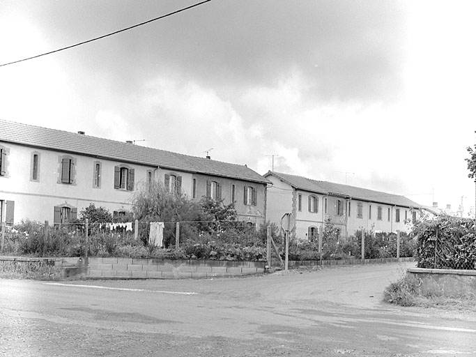 Cité ouvrière, extérieur.