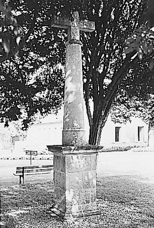 Cour d'honneur, croix monumentale de 1827.