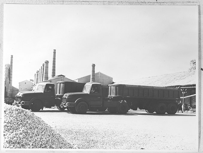 Camion de transport du gypse devant les fours.