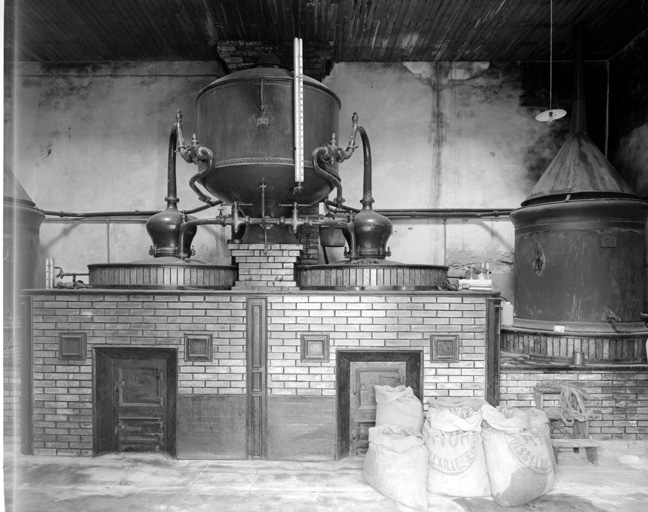 Deux alambics de 1930.