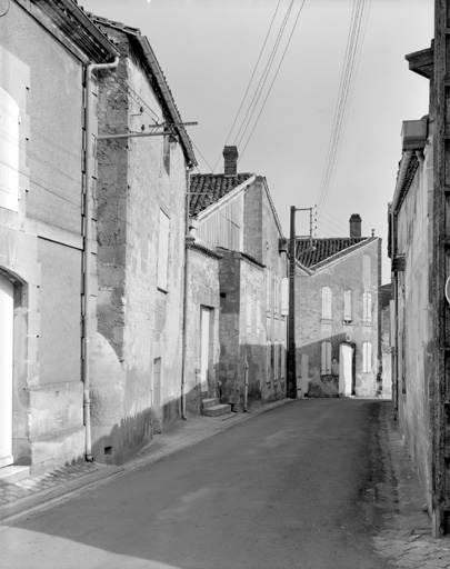 Chais de vieillissement, façade sur rue.