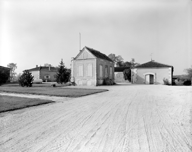 L'ensemble vu de la route.
