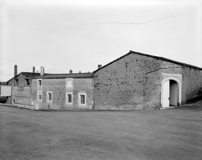 L'entrée et la façade nord.