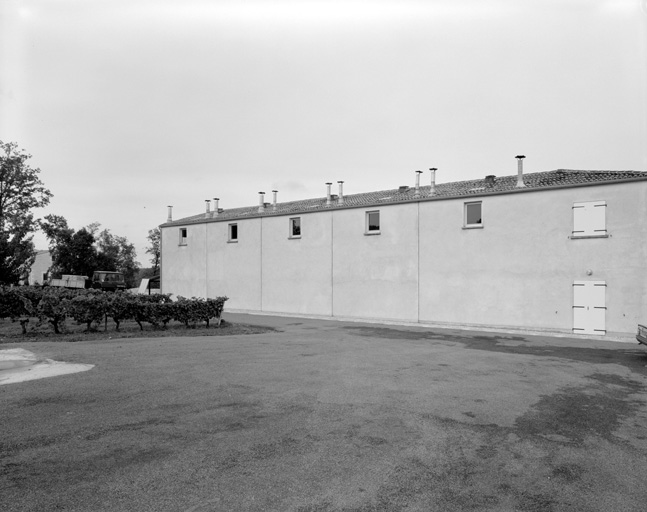 Nouvelle distillerie, extérieur.