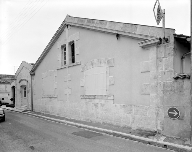 Façade sur rue de l'aile sud.