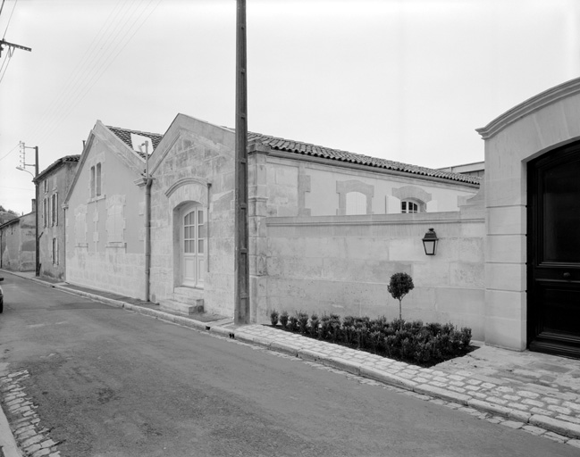 Façade sur rue de l'aile nord.
