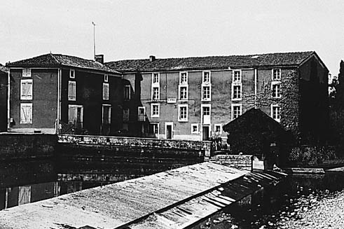 L'ensemble avec barrage vu du sud.