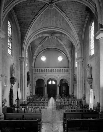 Chapelle, la nef et l'entrée.