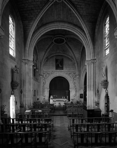 Chapelle, la nef et le choeur.