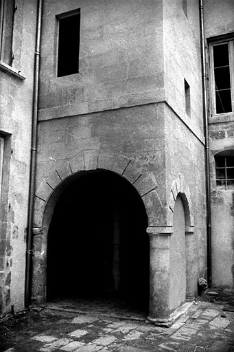 Tour d'escalier au sud est de la cour, partie inférieure (en 1987).