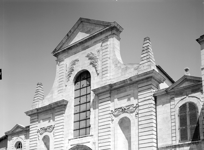 Eglise, façade, partie supérieure.