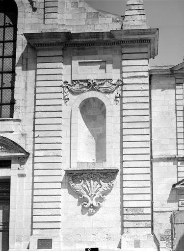 Eglise, façade, niche de droite.