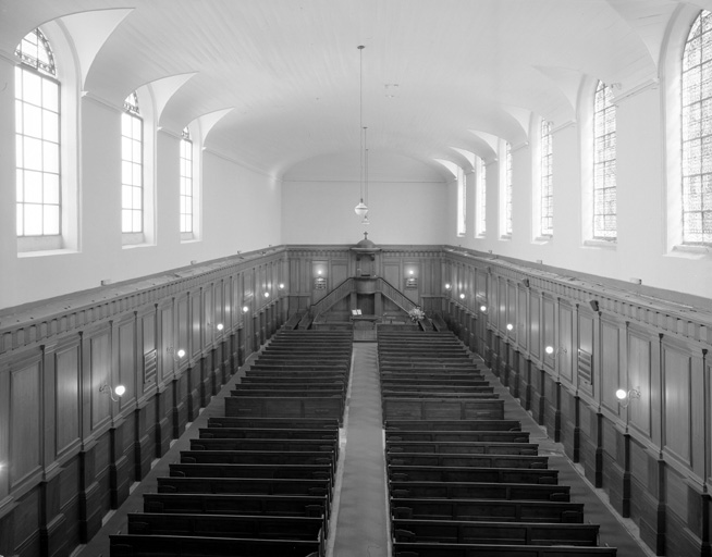 Eglise, intérieur, vue depuis l'entrée.